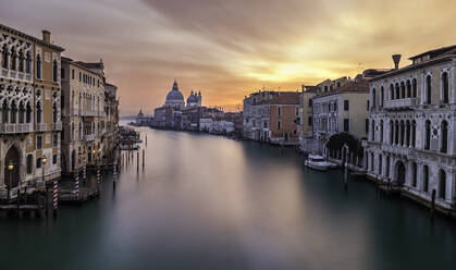 Venedig Sonnenaufgang über academia Brücke auf schönen Wintermorgen - CAVF80470