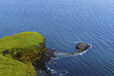 Abstrakte Landschaft von Meer und Land von oben in Schottland bei Tag - CAVF80474