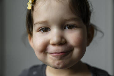 Porträt eines lächelnden kleinen Mädchens mit braunen Augen - MGIF00898