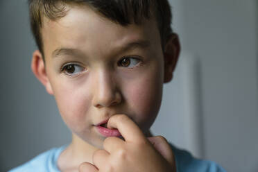 Porträt eines kleinen Jungen mit Finger im Mund - MGIF00906
