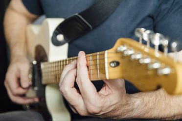 Mann lernt E-Gitarre spielen - JCMF00623
