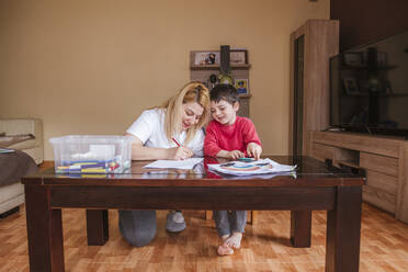 Mutter und Sohn zeichnen gemeinsam zu Hause - LJF01507