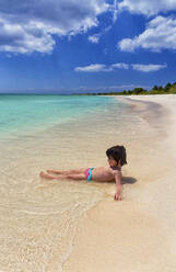 Mädchen ohne Hemd spielt am Strand während des Sommerurlaubs, Punta Sur, Cozumel, Mexiko, am Meeresufer - DSGF02010