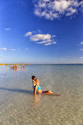Mutter und Tochter beim Sonnenbaden am Strand der Insel Holbox, Cancun, Mexiko - DSGF02013