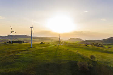 Deutschland, Baden-Württemberg, Burladingen, Luftaufnahme eines ländlichen Windparks bei Sonnenuntergang - WDF05976