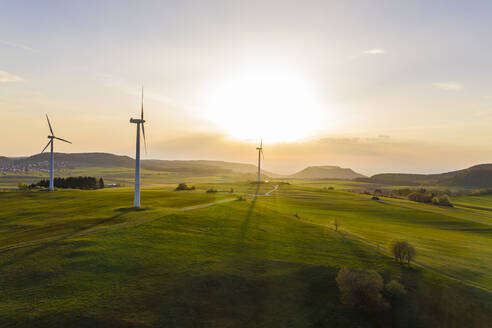 Deutschland, Baden-Württemberg, Burladingen, Luftaufnahme eines ländlichen Windparks bei Sonnenuntergang - WDF05976