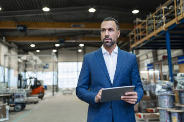 Geschäftsmann mit Tablet in einer Fabrik - DIGF09914