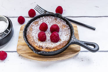 Holländischer Baby-Pfannkuchen mit Himbeeren und Puderzucker - SARF04540