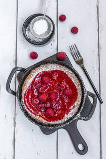 Holländischer Baby-Pfannkuchen mit Himbeeren, Himbeercoulis und Puderzucker - SARF04542