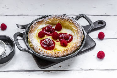 Holländischer Baby-Pfannkuchen mit Himbeeren und Puderzucker - SARF04543