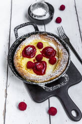 Holländischer Baby-Pfannkuchen mit Himbeeren und Puderzucker - SARF04544