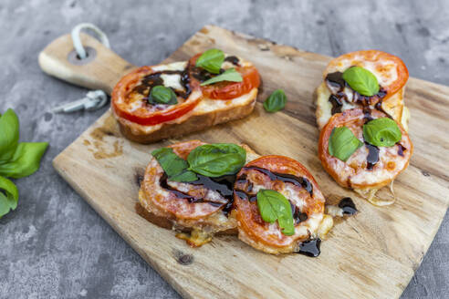 Gratinierte Baguettescheiben mit Tomaten, Mozzarellakäse und Basilikum - SARF04545