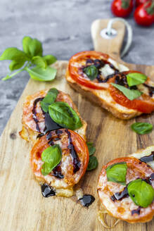 Gratinierte Baguettescheiben mit Tomaten, Mozzarellakäse und Basilikum - SARF04546