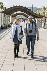 Paar, das gemeinsam auf der Promenade spazieren geht, Barcelona, Spanien - XLGF00088
