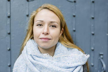 Porträt einer blonden jungen Frau mit hellblauem Schal - XLGF00100