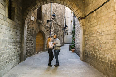 Couple dancing in an alley of Gothic Quarter, Barcelona, Spain - XLGF00104