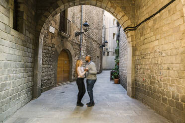 Tanzendes Paar in einer Gasse des Gotischen Viertels, Barcelona, Spanien - XLGF00104