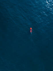 Indonesien, Bali, Nusa Dua, Luftaufnahme eines roten Motorbootes auf blauem Meer - KNTF04530