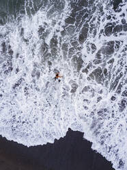 Indonesien, Bali, Pererenan Beach, Luftaufnahme eines einsamen Surfers im Wasser - KNTF04534