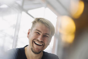 Porträt eines lachenden Mannes am Fenster - JOSEF00526