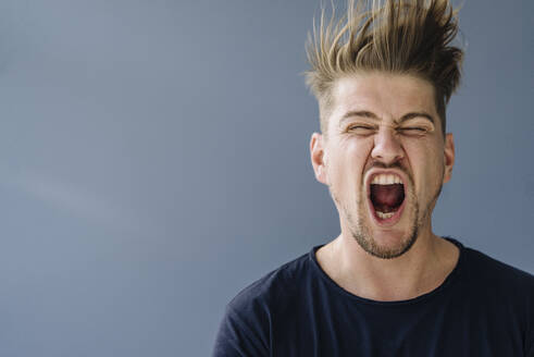 Portrait of a screaming man with tousled hair - JOSEF00532