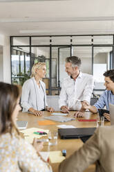 Geschäftsfrau und Geschäftsmann leiten eine Sitzung im Büro - PESF01986