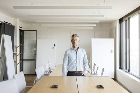 Porträt eines selbstbewussten reifen Geschäftsmannes in einem Konferenzraum, lizenzfreies Stockfoto