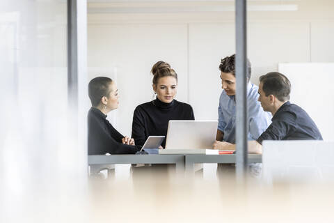 Junge Geschäftsleute bei einem Treffen im Büro, lizenzfreies Stockfoto