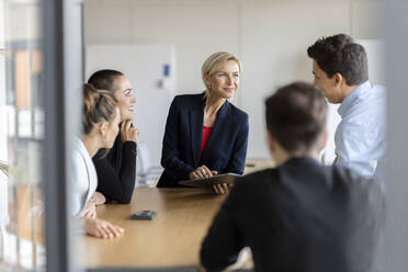 Businesswoman leading a meeting in office - PESF02018