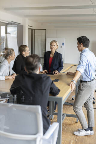 Geschäftsfrau leitet eine Sitzung im Büro, lizenzfreies Stockfoto