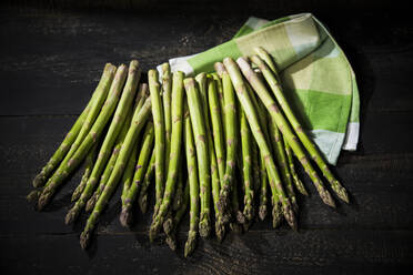 Bunch of fresh asparagus stalks - MAEF12974