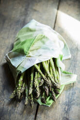 Bunch of fresh asparagus stalks - MAEF12977