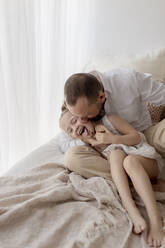 Vater kuschelt mit seiner kleinen Tochter - GMLF00143