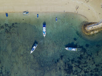 Indonesien, Bali, Sanur, Luftaufnahme von Booten, die vor dem Sandstrand an der Küste vertäut sind - KNTF04571