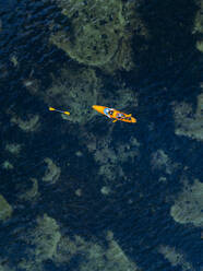 Indonesien, Bali, Sanur, Luftaufnahme von zwei Kajakfahrern im seichten Wasser - KNTF04576