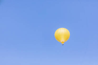 Heißluftballon am blauen Himmel - MMAF01307