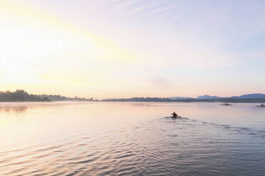 Kajakfahrer am Morgen auf einem See, Deutschland - MMAF01309