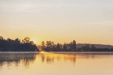 See bei Sonnenaufgang, Deutschland - MMAF01314