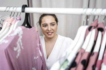 Seamstress between fabrics in tailor shop - VPIF02383