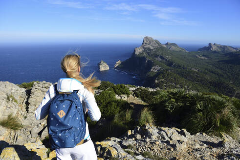 Wanderin genießt die Aussicht vom Cap Formentor, Balearische Inseln, Spanien - ECPF00892