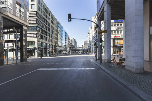 Deutschland, Berlin, Leere Kreuzung in der Friedrichstraße während der COVID-19-Epidemie - ASCF01286