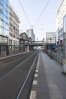 Deutschland, Berlin, Bahngleise entlang der leeren Friedrichstraße während der COVID-19-Epidemie - ASCF01288