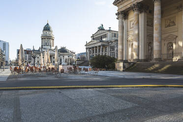 Deutschland, Berlin, Leerer Gendarmenmarkt während einer Coronavirus-Epidemie - ASCF01291