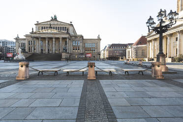 Deutschland, Berlin, Leerer Gendarmenmarkt während einer Coronavirus-Epidemie - ASCF01292