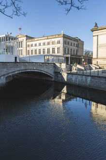 Deutschland, Berlin, Bogenbrücke über den Spreekanal mit James-Simon-Galerie im Hintergrund - ASCF01296