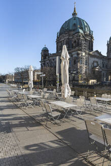 Deutschland, Berlin, Leere Stühle und Tische vor dem Berliner Dom während der COVID-19-Epidemie - ASCF01299