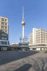 Deutschland, Berlin, Alexanderplatz mit Weltzeituhr und Fernsehturm Berlin während der COVID-19-Epidemie - ASCF01302