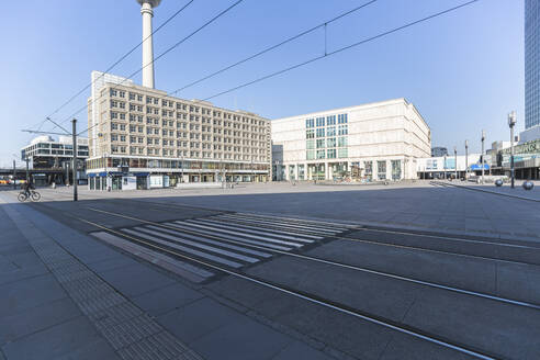 Deutschland, Berlin, Zebrastreifen vor dem leeren Alexanderplatz während der COVID-19-Epidemie - ASCF01305