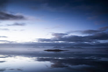 Idyllischer Blick auf eine Meereslandschaft vor dramatischem Himmel in Island - DAMF00429