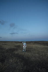 Raumfahrerin auf der Wiese am Abend - VPIF02387